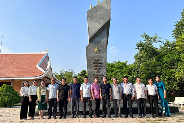 Đoàn cán bộ huyện Đam Rông- Lâm Đồng thăm Khu tưởng niệm liệt sĩ Trung đoàn 207