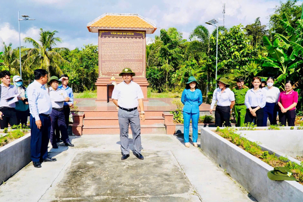 Đoàn khảo sát tại di tích lịch sử địa điểm thành lập chi bộ đầu tiên của huyện